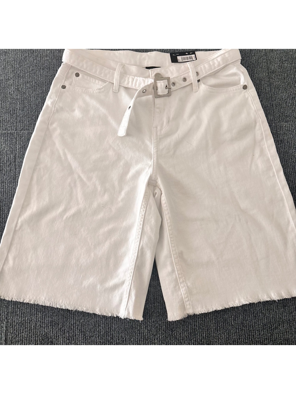 NWT - Vera Wang Denim White Bermuda Shorts Belt, Size 6